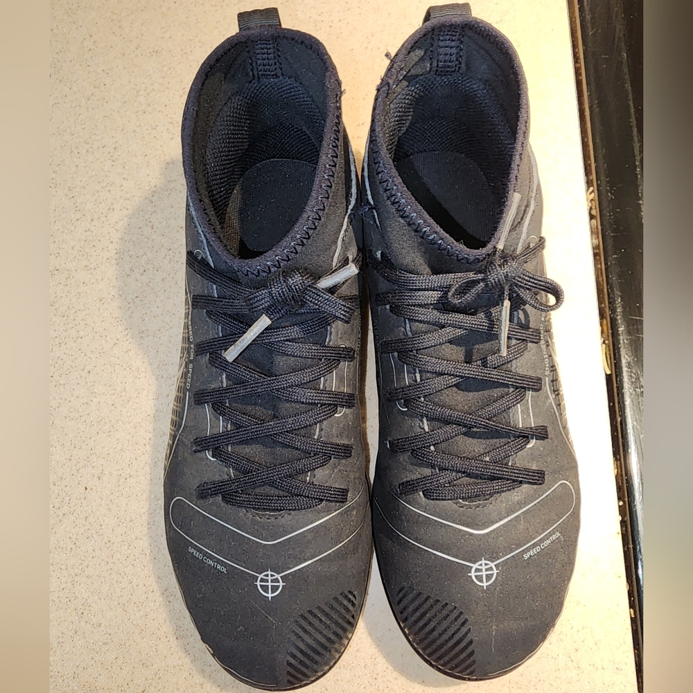 Nike football cleats Boys 5.5 big kids black